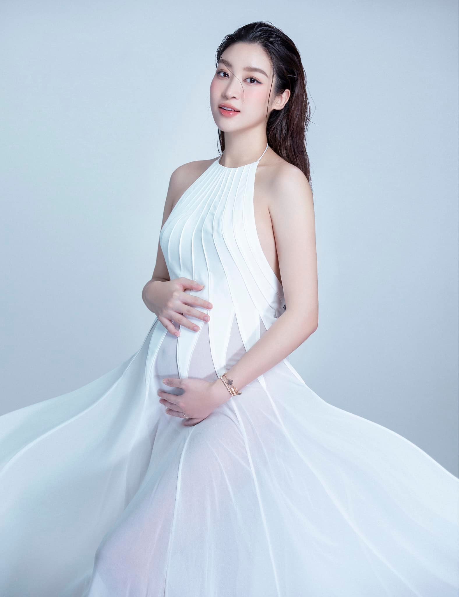 Hoa hậu Đỗ Mỹ Linh lần đầu đăng ảnh mang thai con đầu lòng nhân dịp 7 năm đăng quang - Ảnh 9.