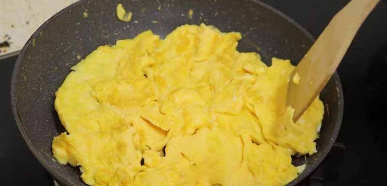 Rán trứng cứ thêm 2 thứ rẻ tiền này đảm bảo vàng ươm, xốp mềm, đầu bếp cũng phải nể - Ảnh 8.
