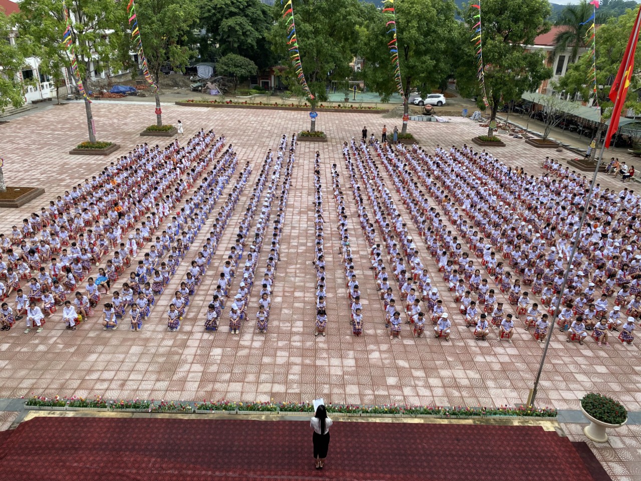 Hàng trăm nghìn học sinh Lào Cai tựu trường - Ảnh 10.