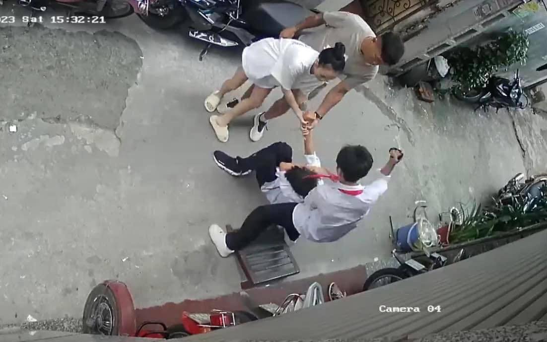 Giáo viên mầm non cùng 4 người lớn bạo hành nam sinh cấp 2 ở Hà Nội