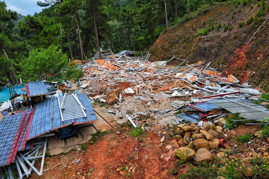 Tháo dỡ công trình xây dựng trái phép trên đất rừng phòng hộ ở Sóc Sơn - Ảnh 1.