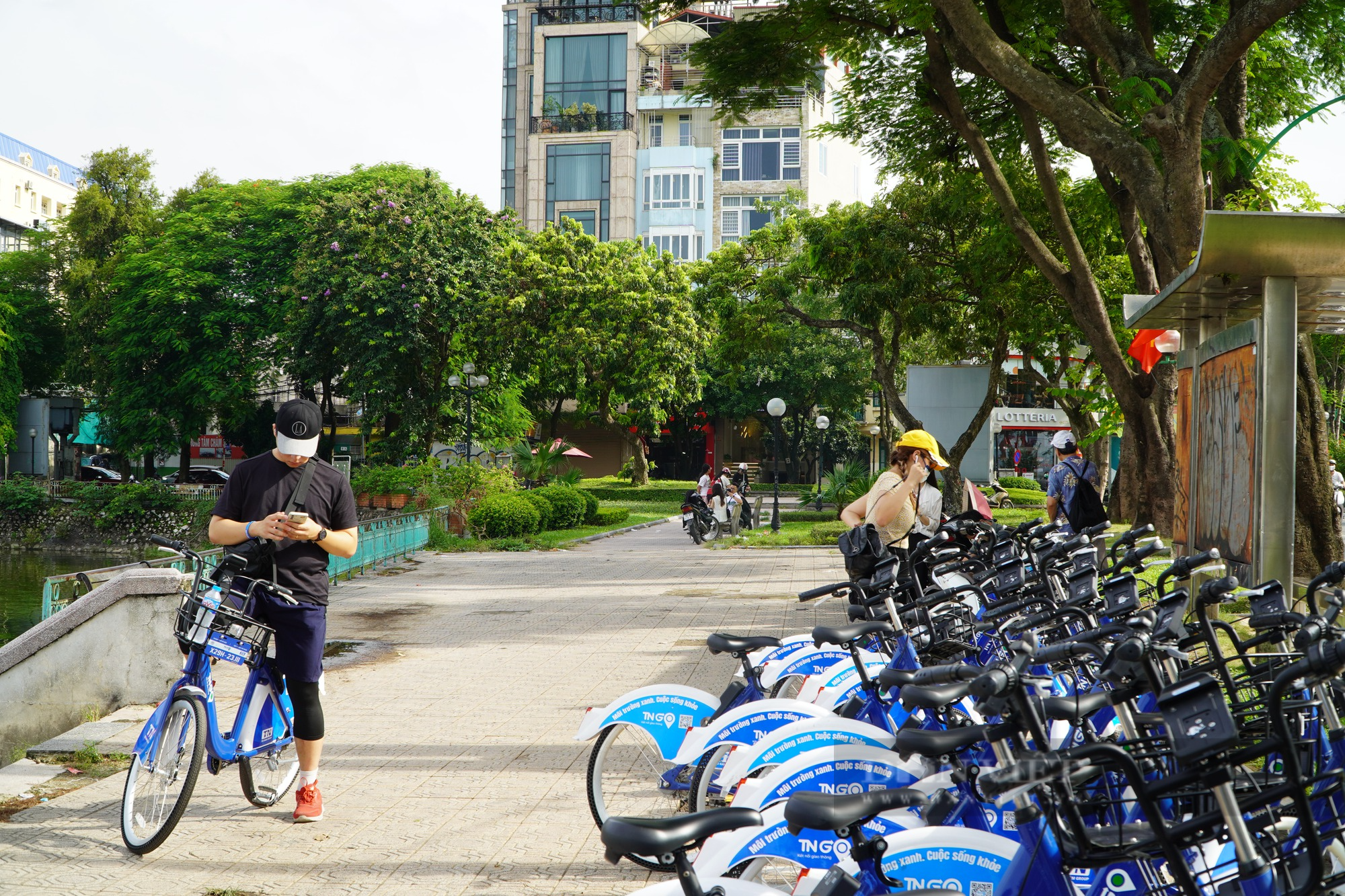 Trải nghiệm dịch vụ xe đạp công cộng, thú vui mới của người Hà Nội - Ảnh 2.