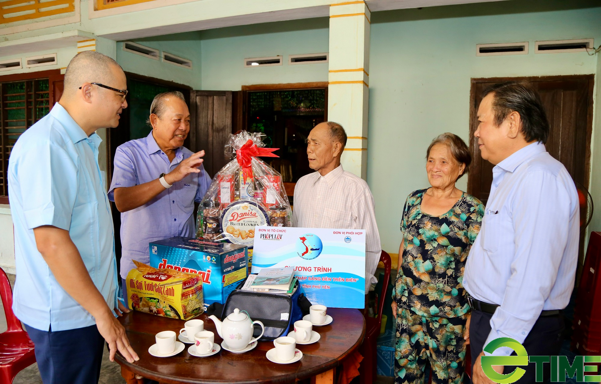 Nguyên Phó Thủ tướng Trương Hòa Bình cùng ngư dân Phú Yên thắp sáng đèn trên biển - Ảnh 1.