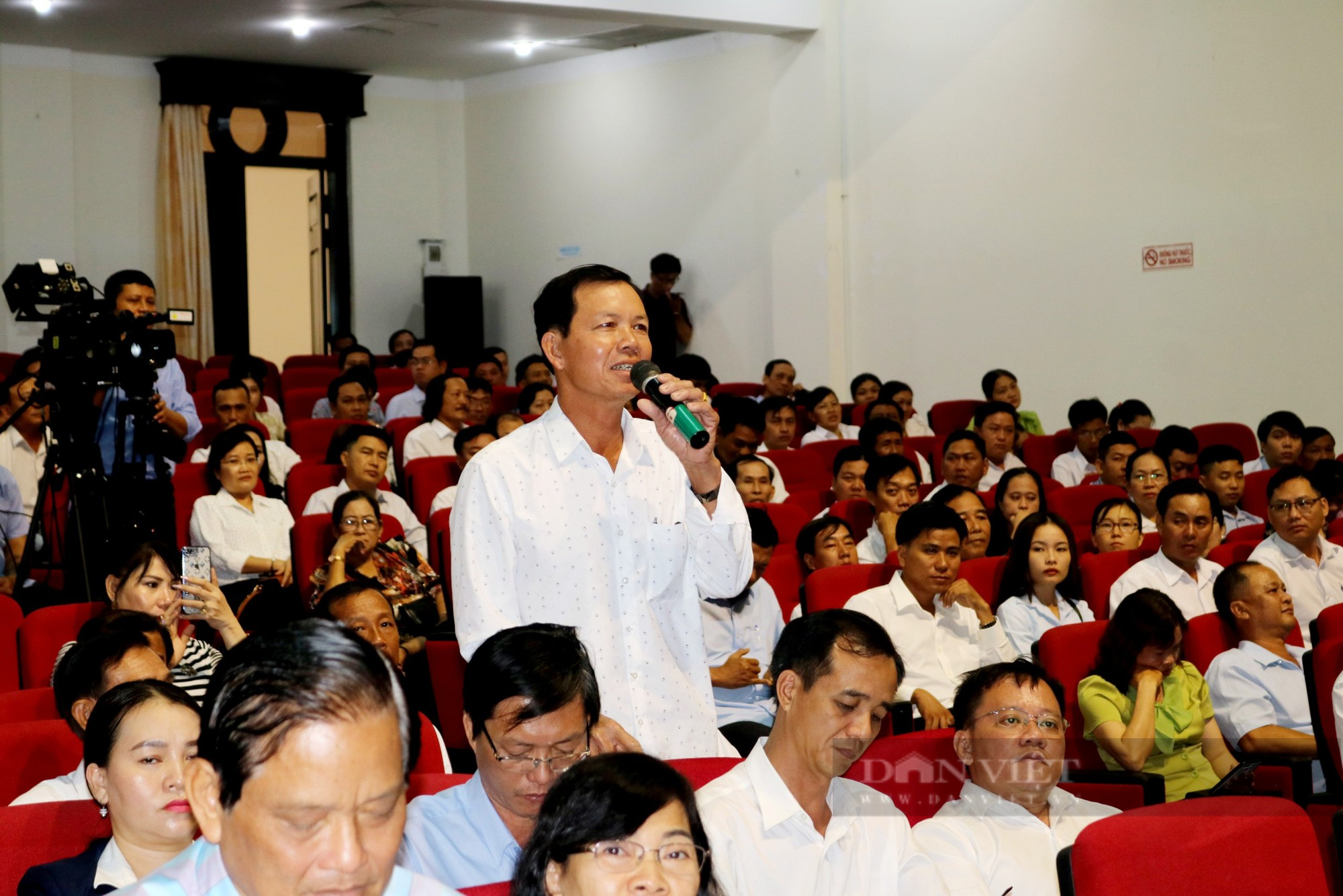 Chủ tịch UBND tỉnh Bạc Liêu Phạm Văn Thiều đối thoại với nông dân - Ảnh 3.