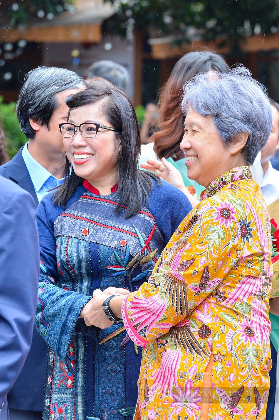 Thủ tướng Phạm Minh Chính và Thủ tướng Lý Hiển Long ăn bánh cuốn, chả, nem... với sinh viên Đại học Quốc gia Hà Nội - Ảnh 3.
