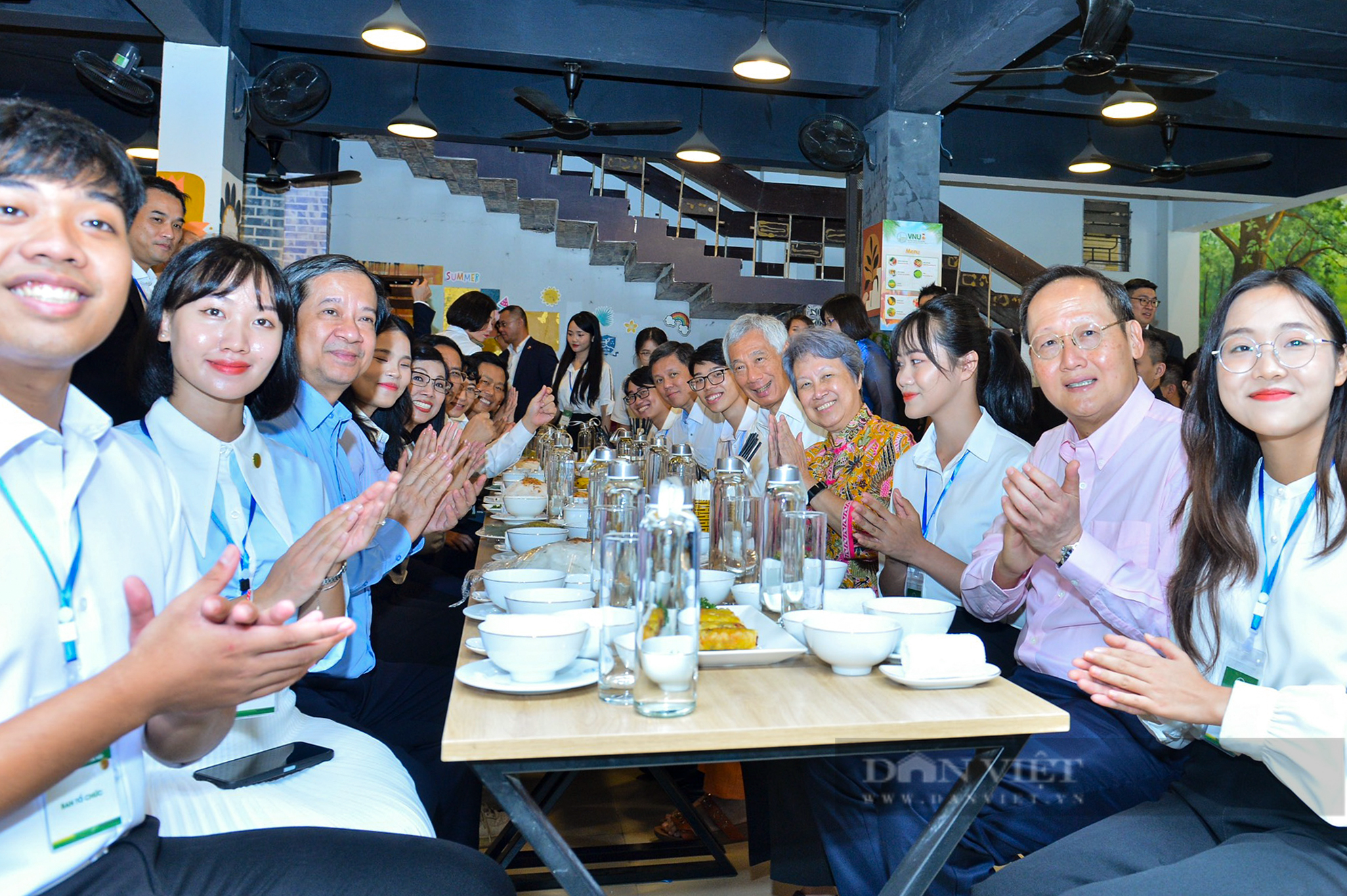 Thủ tướng Phạm Minh Chính và Thủ tướng Lý Hiển Long ăn bánh cuốn, chả, nem... với sinh viên Đại học Quốc gia Hà Nội - Ảnh 5.