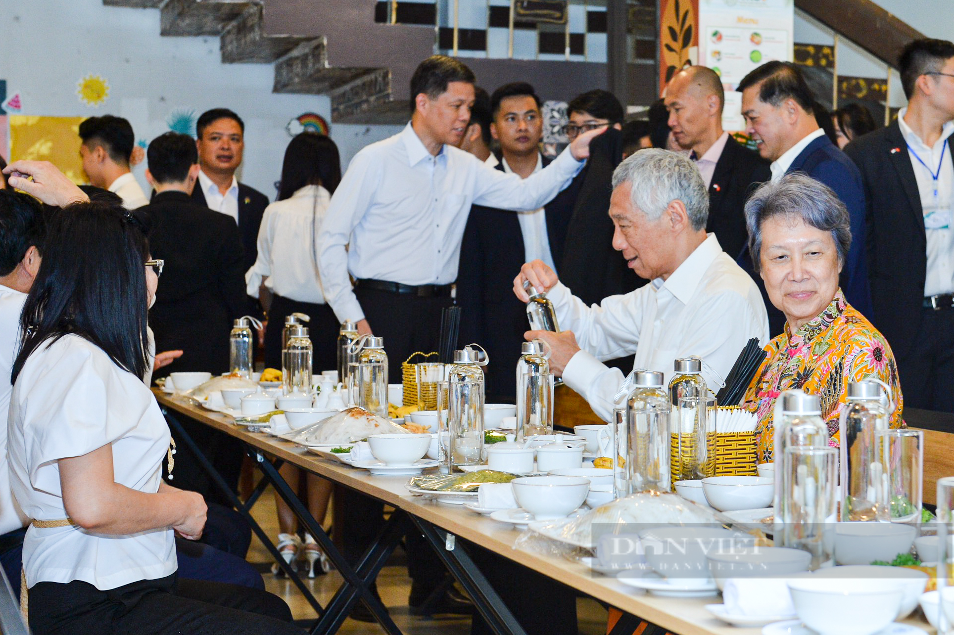 Thủ tướng Phạm Minh Chính và Thủ tướng Lý Hiển Long ăn bánh cuốn, chả, nem... với sinh viên Đại học Quốc gia Hà Nội - Ảnh 7.