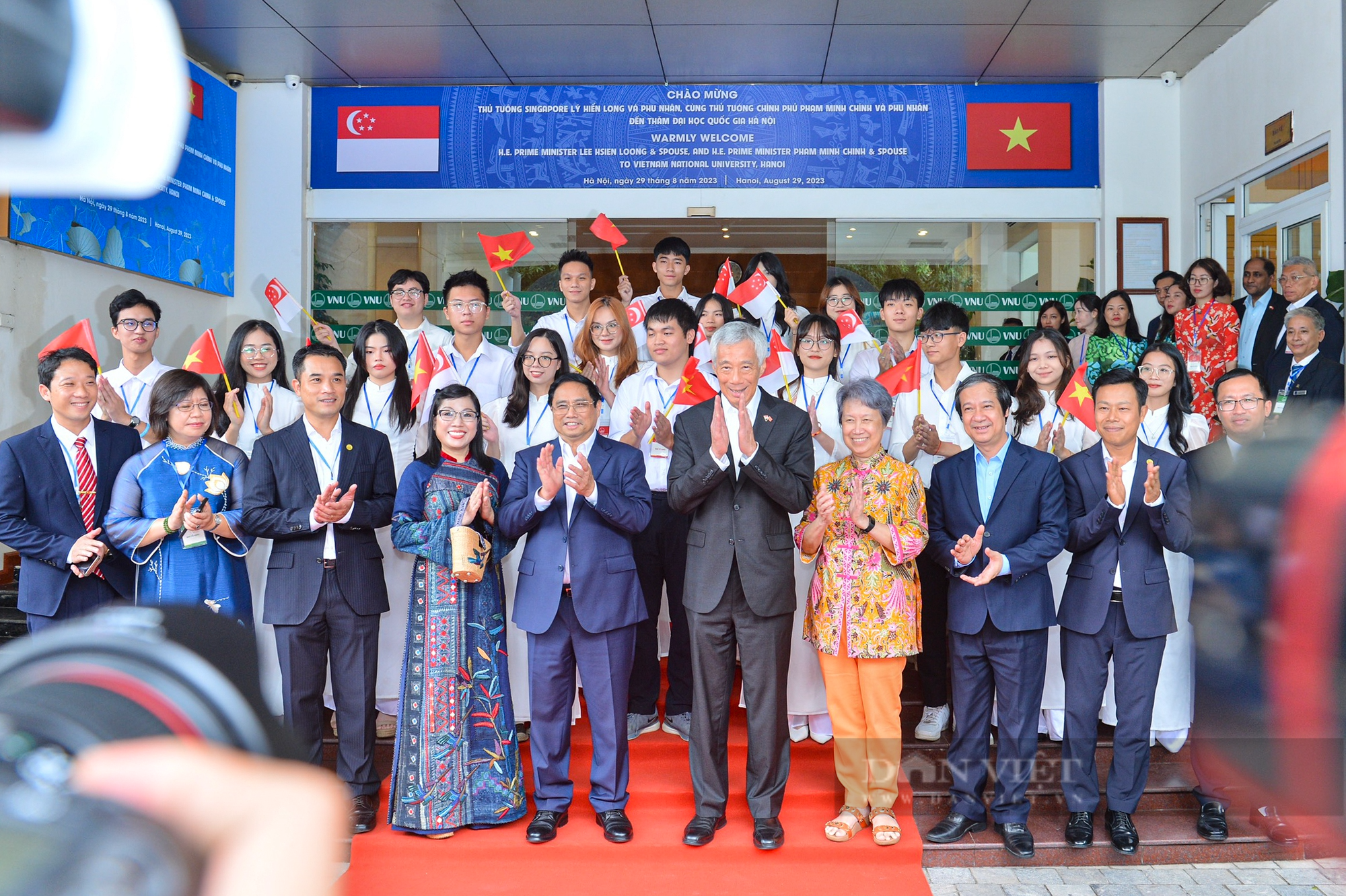Thủ tướng Phạm Minh Chính và Thủ tướng Lý Hiển Long ăn bánh cuốn, chả, nem... với sinh viên Đại học Quốc gia Hà Nội - Ảnh 8.