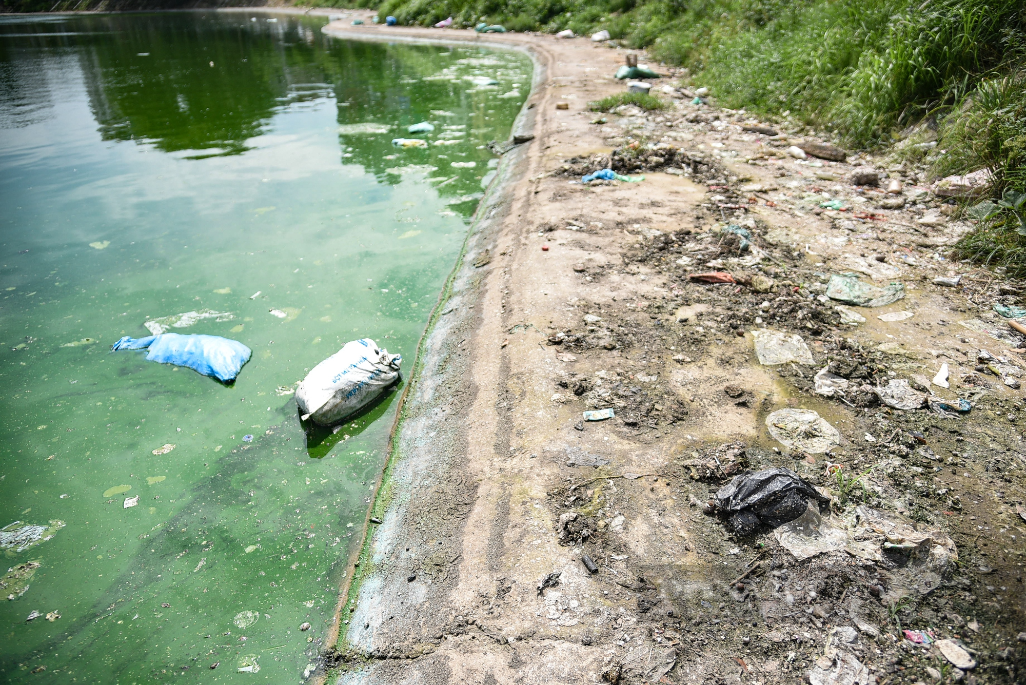 Hàng quán, rác thải bủa vây hồ nước giữa lòng Thủ đô - Ảnh 3.