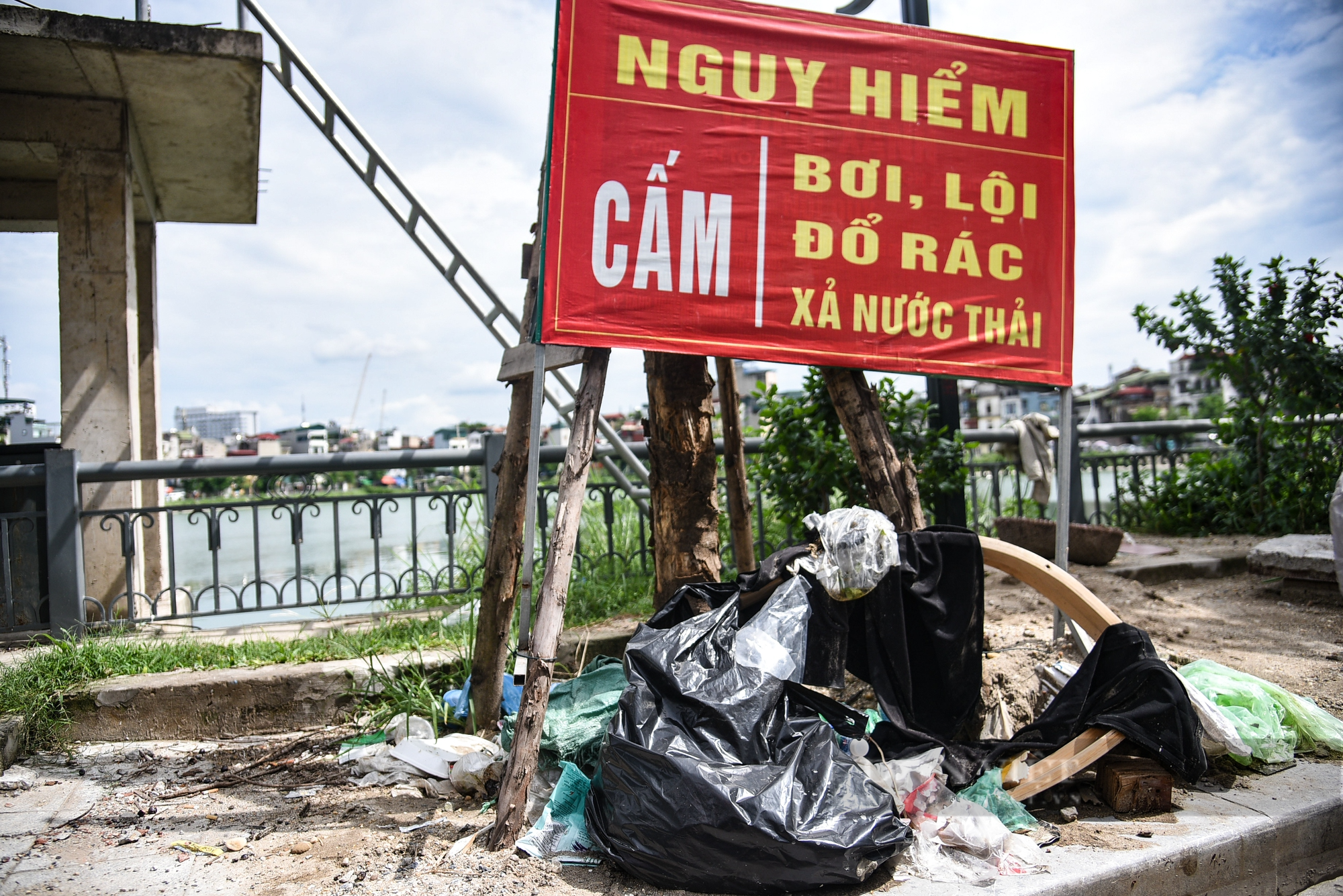 Hàng quán, rác thải bủa vây hồ nước giữa lòng Thủ đô - Ảnh 7.