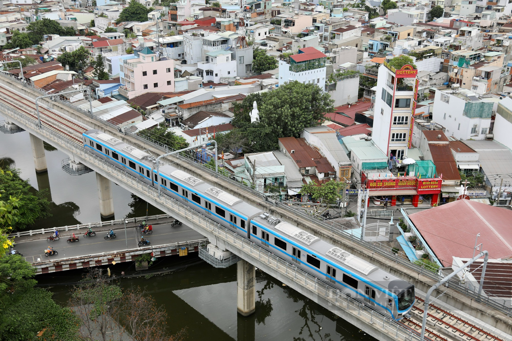 Người dân Sài Gòn háo hức khi tuyến metro chạy thử toàn tuyến sau hơn 10 năm đợi chờ - Ảnh 1.