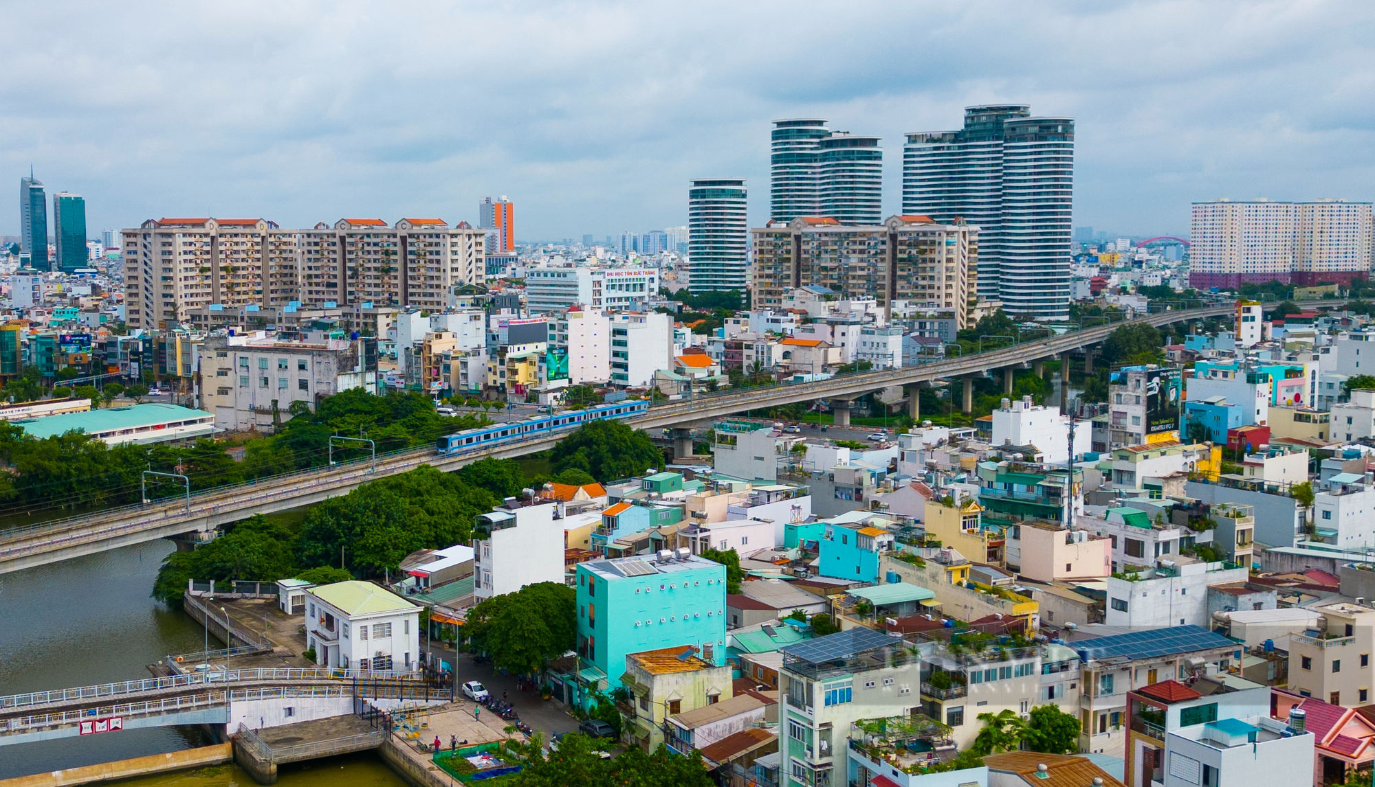 Người dân Sài Gòn háo hức khi tuyến metro chạy thử toàn tuyến sau hơn 10 năm đợi chờ - Ảnh 4.