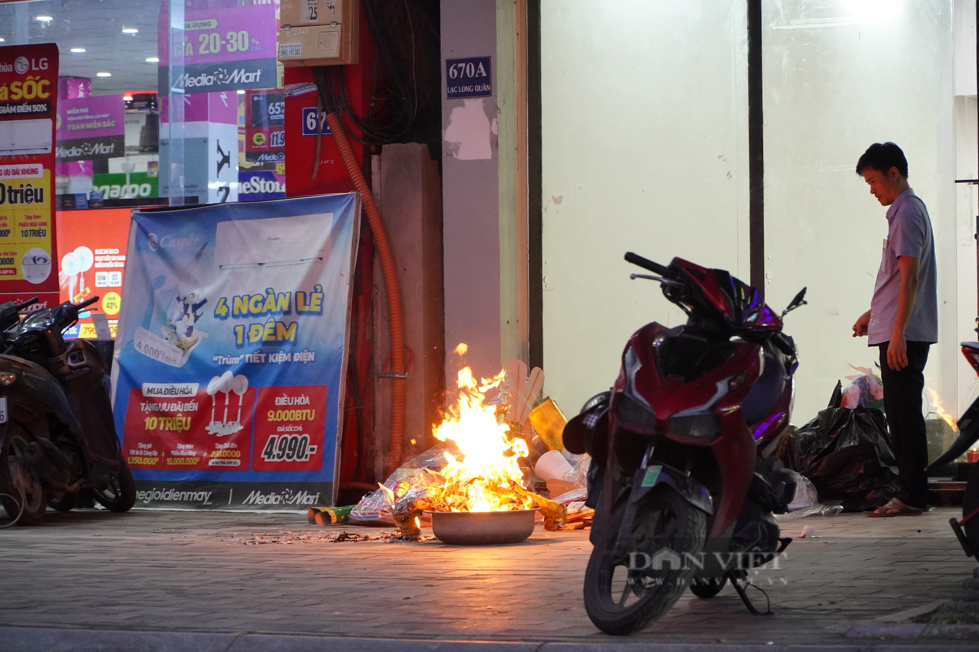 Phố phường Hà Nội đỏ lửa vì người dân đốt vàng mã cúng rằm tháng 7 - Ảnh 3.