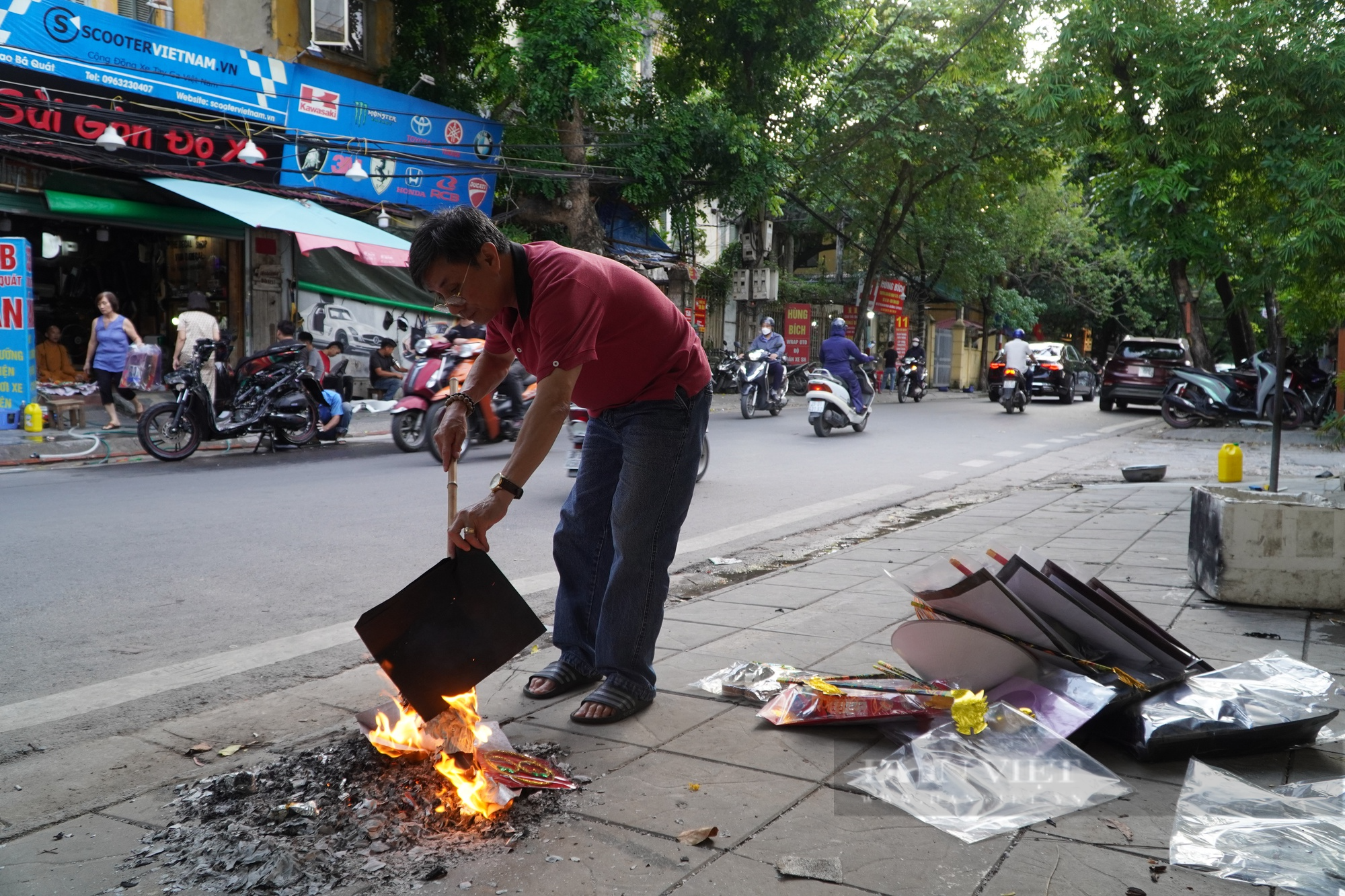 Phố phường Hà Nội đỏ lửa vì người dân đốt vàng mã cúng rằm tháng 7 - Ảnh 4.