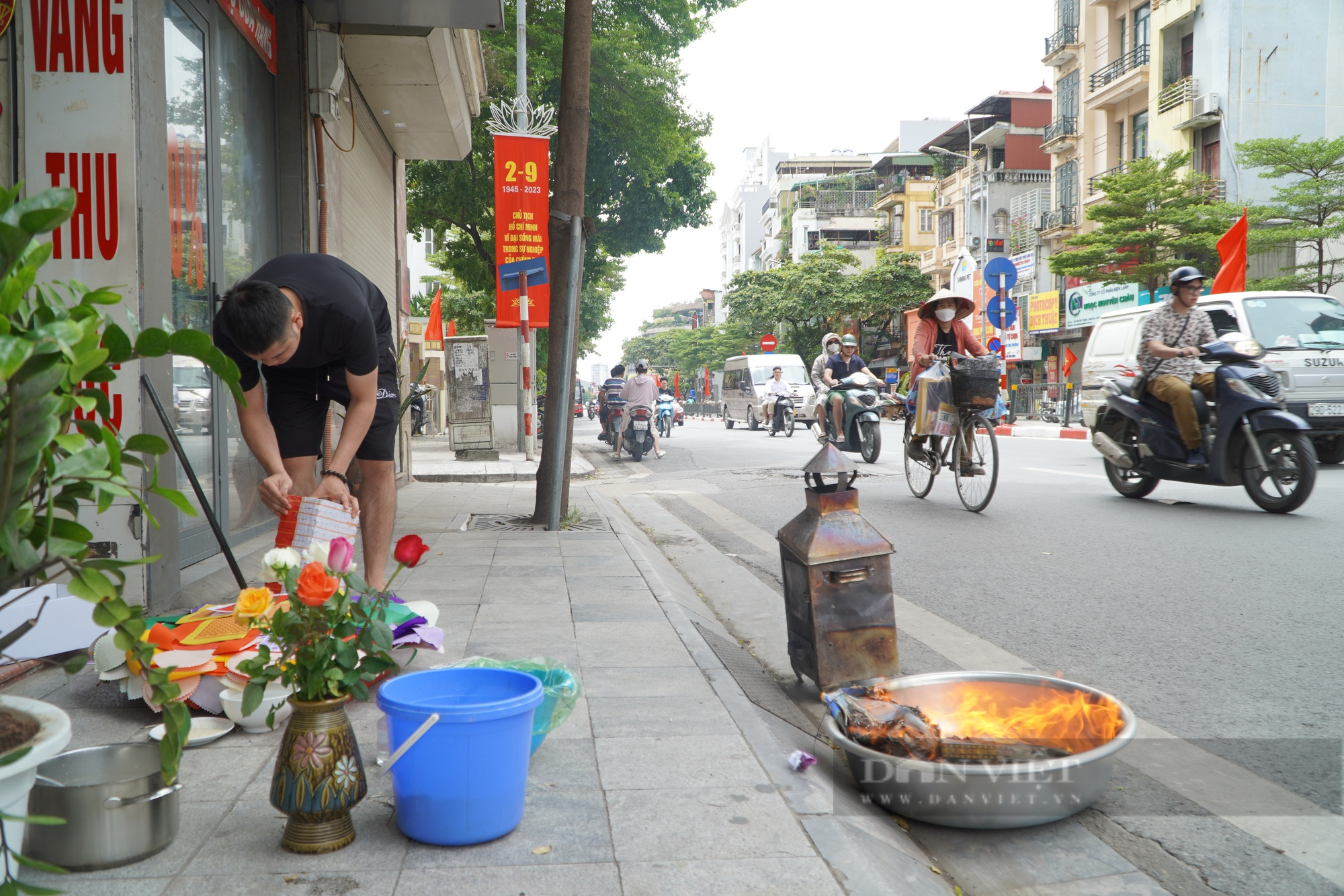 Phố phường Hà Nội đỏ lửa vì người dân đốt vàng mã cúng rằm tháng 7 - Ảnh 11.
