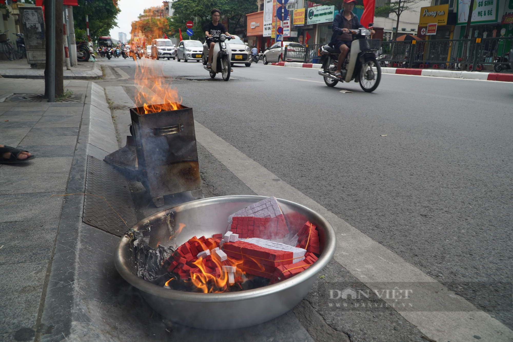 Phố phường Hà Nội đỏ lửa vì người dân đốt vàng mã cúng rằm tháng 7 - Ảnh 12.