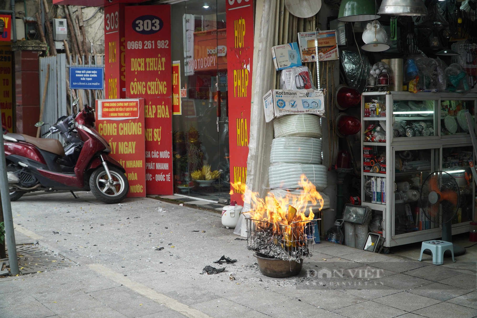 Phố phường Hà Nội đỏ lửa vì người dân đốt vàng mã cúng rằm tháng 7 - Ảnh 13.