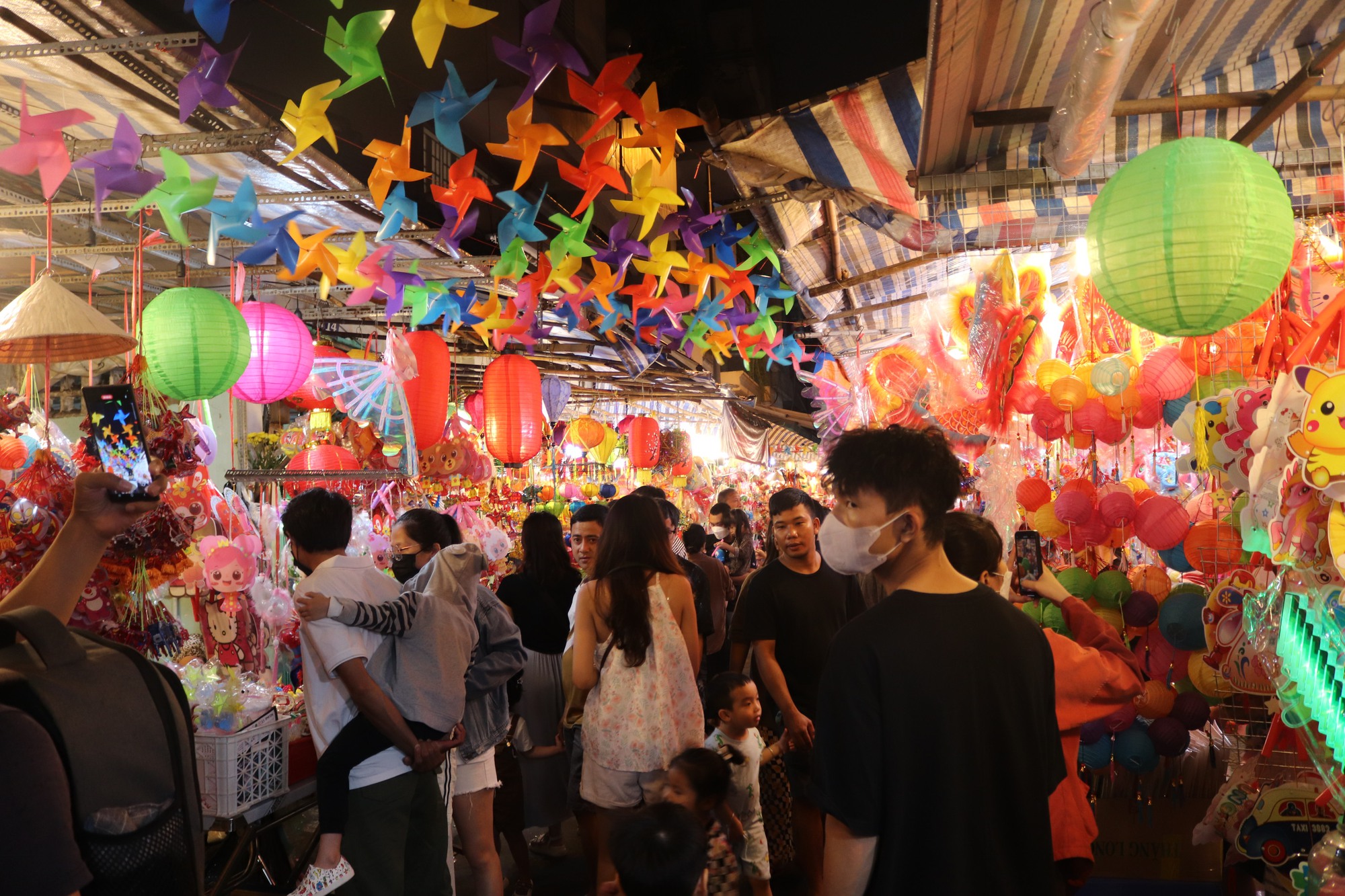 Mặt hàng này đang bán rất chạy ở chợ lồng đèn Trung thu lớn nhất Sài Gòn  - Ảnh 4.