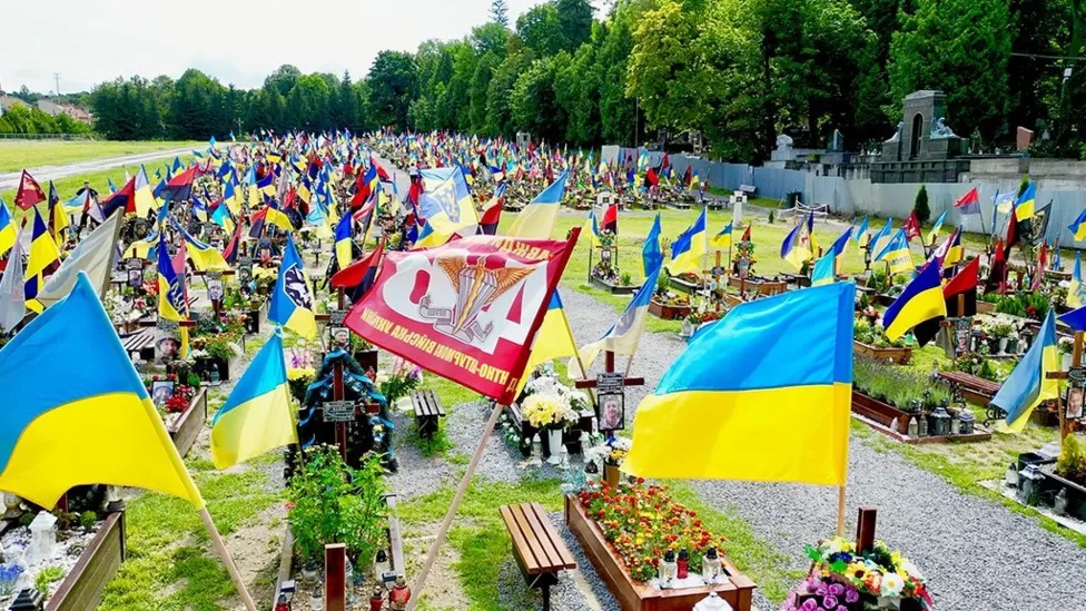 Các nghĩa trang ở Ukraine hé lộ thương vong cao ngất của Kiev trong cuộc chiến với Nga - Ảnh 3.