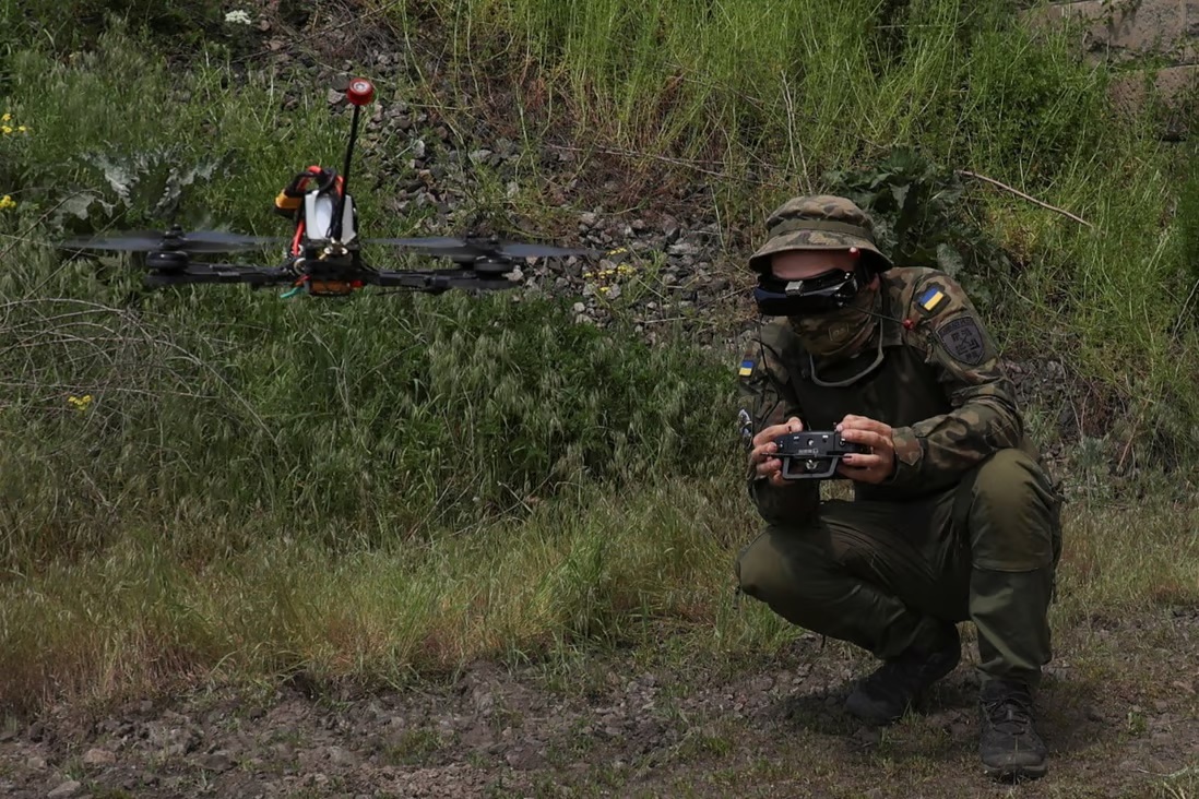 Nga ra sức củng cố phòng tuyến thứ 2, Ukraine liên tục cử bầy đàn UAV tự sát phá hoại - Ảnh 1.