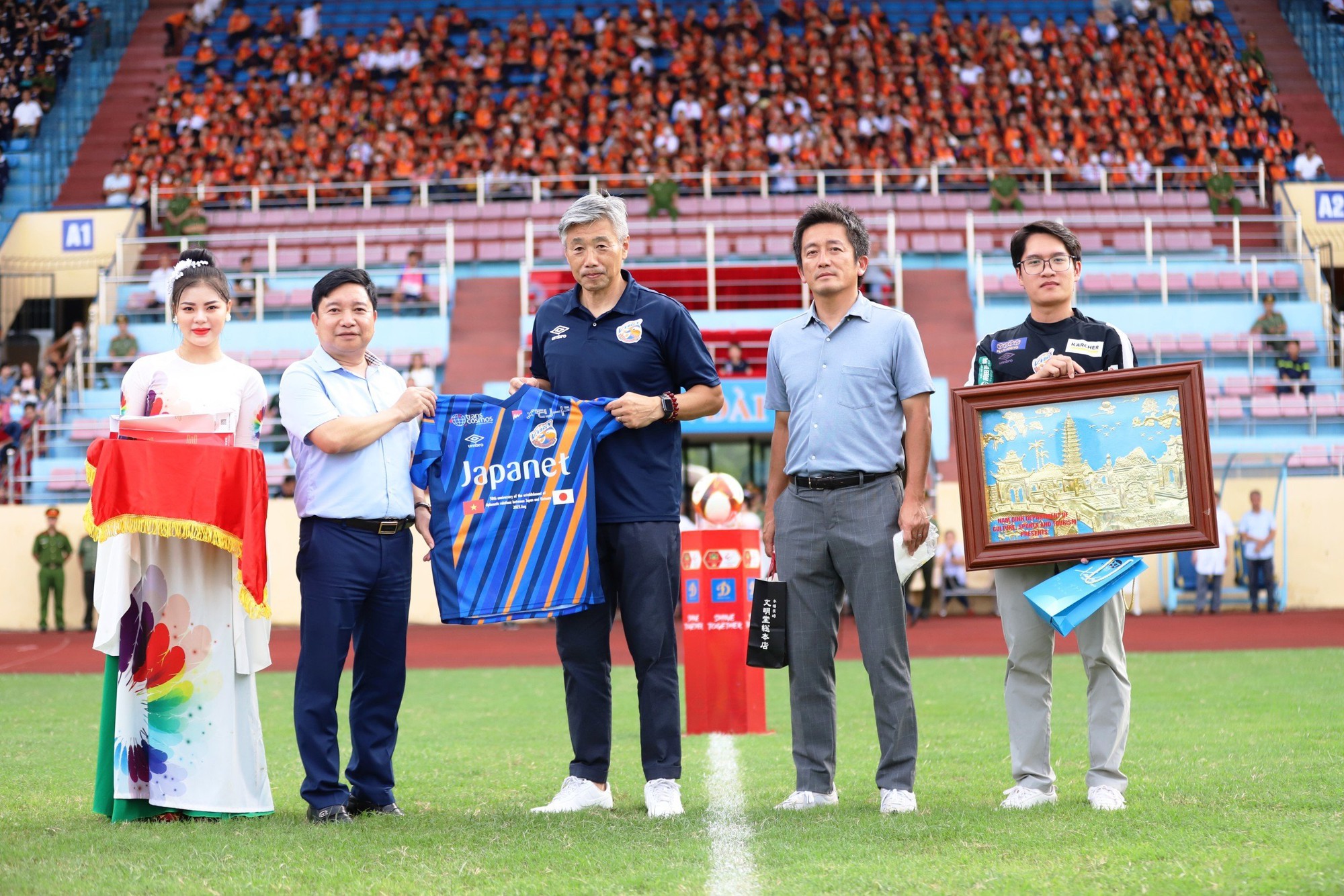 Giao hữu bóng đá U15 Nam Định và U15 Vvaren Nagasaki  - Ảnh 1.