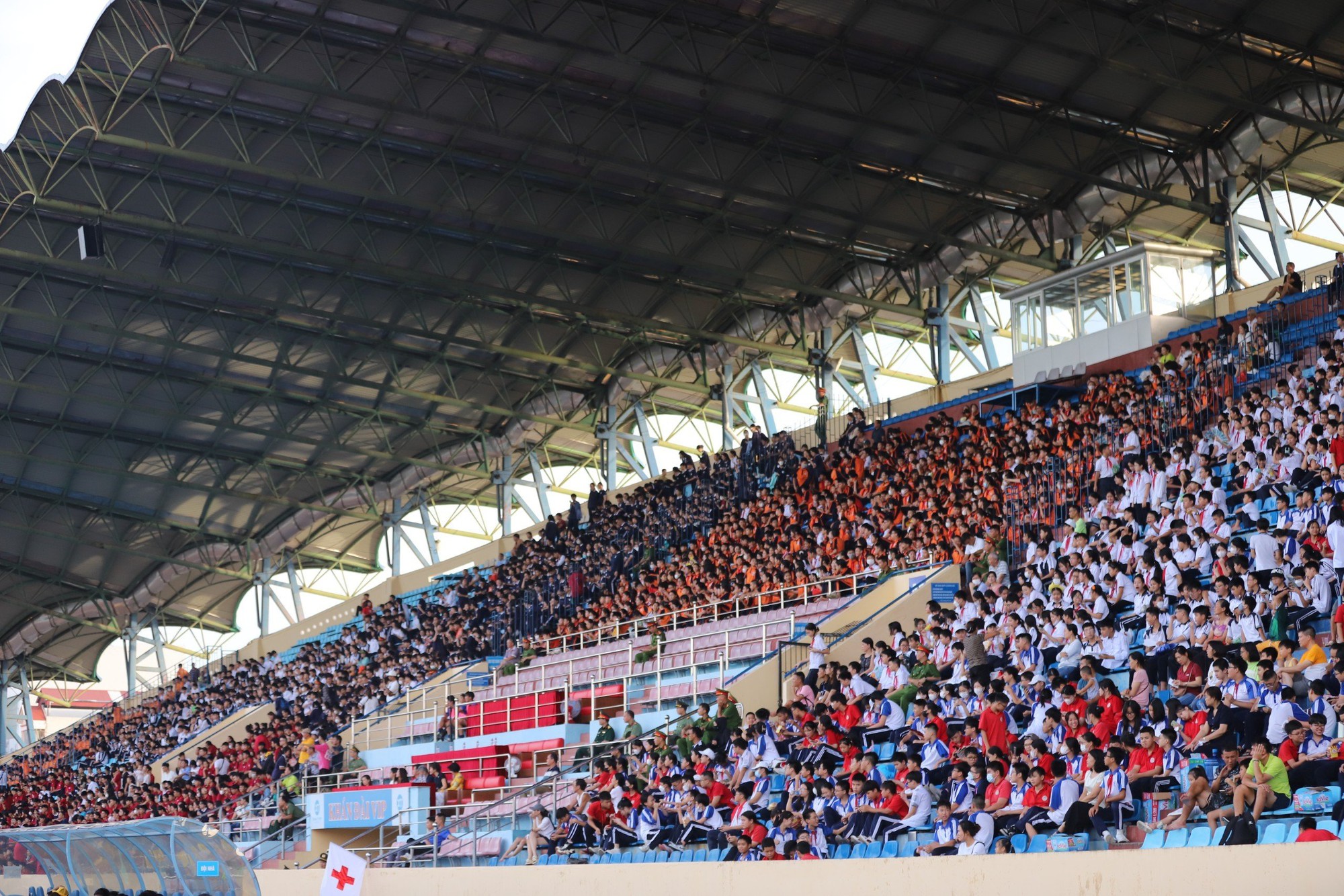 U15 Nam Định đá giao hữu với U15 V.Varen Nagasaki trên sân Thiên Trường - Ảnh 2.