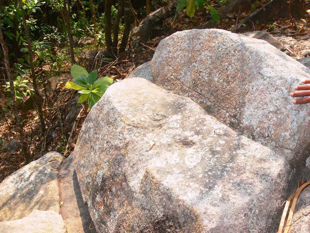 Vùng núi nổi tiếng ở An Giang chồng chất hòn đá, tảng đá hình thù kỳ dị, nhiều người leo lên xem - Ảnh 5.