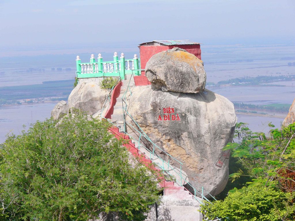 Vùng núi nổi tiếng ở An Giang chồng chất hòn đá, tảng đá hình thù kỳ dị, nhiều người leo lên xem - Ảnh 8.