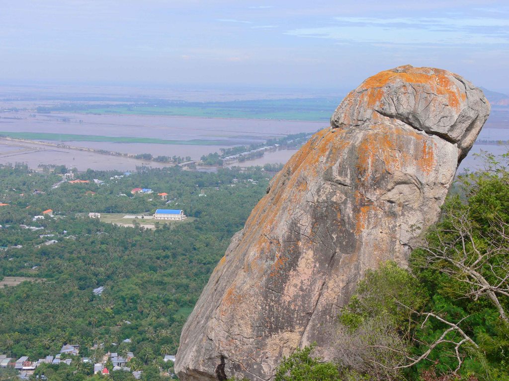 Vùng núi nổi tiếng ở An Giang chồng chất hòn đá, tảng đá hình thù kỳ dị, nhiều người leo lên xem - Ảnh 9.