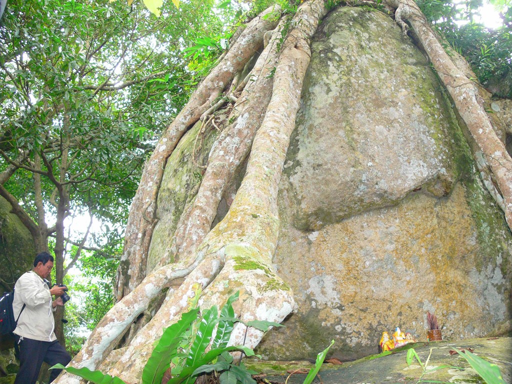 Vùng núi nổi tiếng ở An Giang chồng chất hòn đá, tảng đá hình thù kỳ dị, nhiều người leo lên xem - Ảnh 2.
