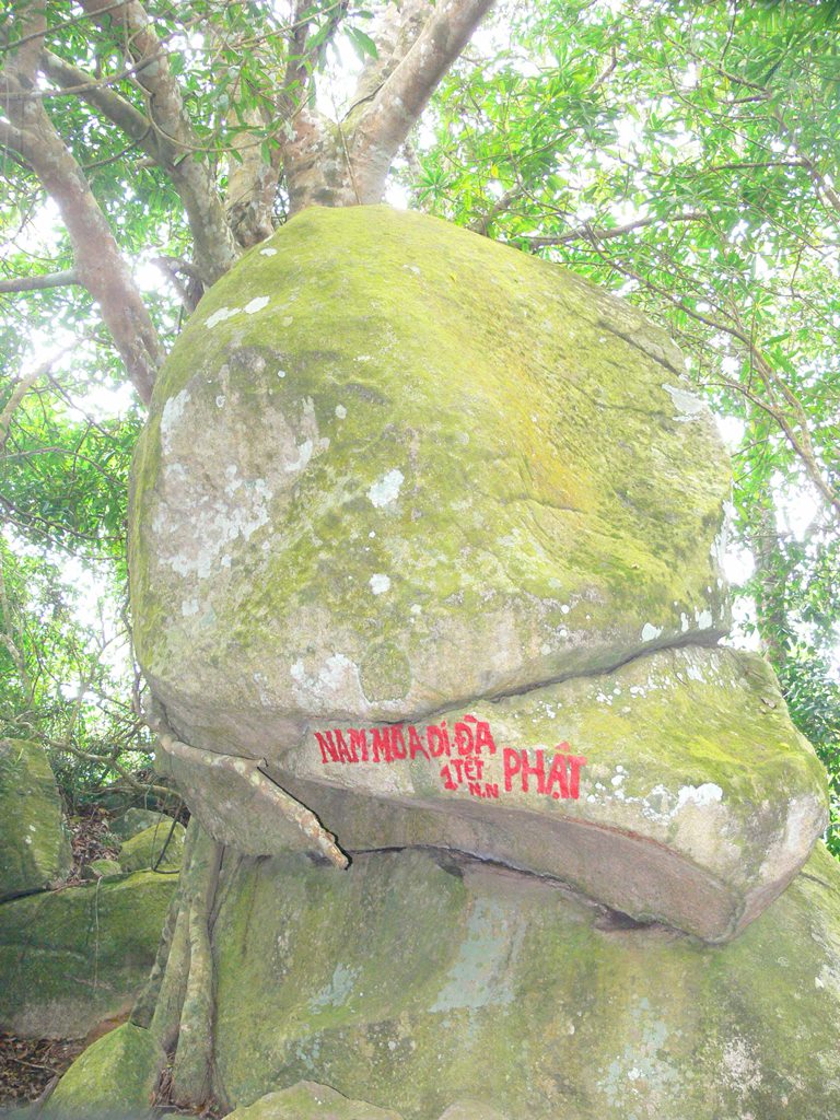 Vùng núi nổi tiếng ở An Giang chồng chất hòn đá, tảng đá hình thù kỳ dị, nhiều người leo lên xem - Ảnh 3.