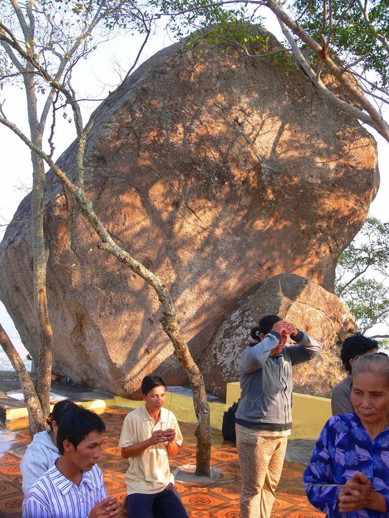 Vùng núi nổi tiếng ở An Giang chồng chất hòn đá, tảng đá hình thù kỳ dị, nhiều người leo lên xem - Ảnh 4.