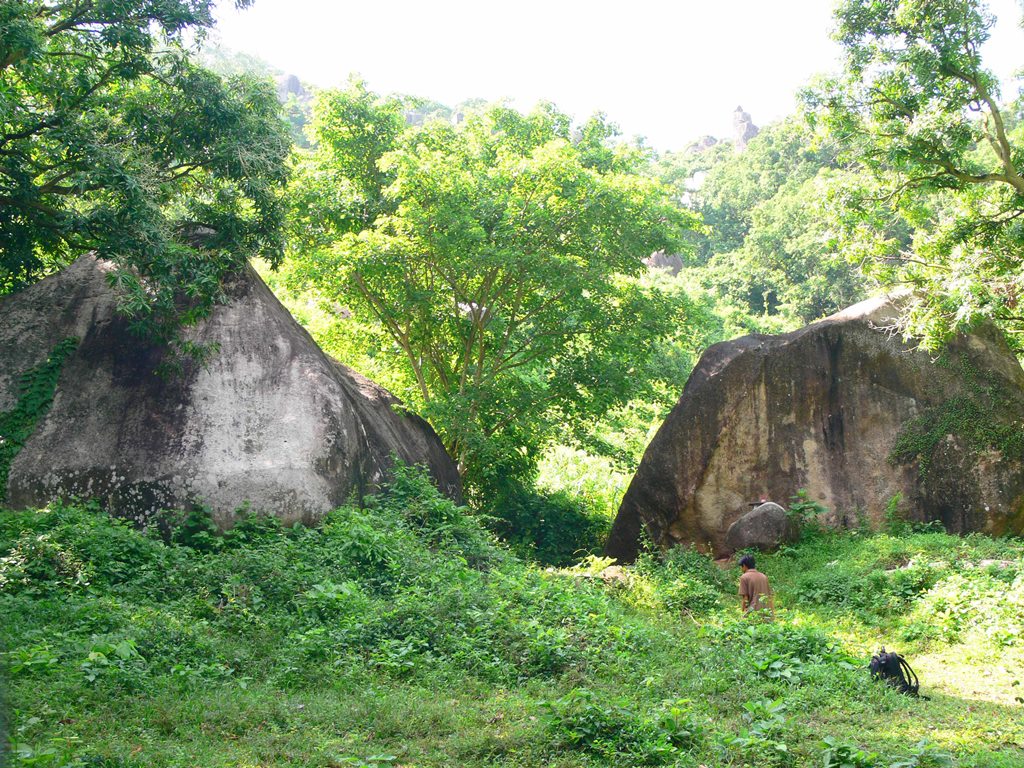 Vùng núi nổi tiếng ở An Giang chồng chất hòn đá, tảng đá hình thù kỳ dị, nhiều người leo lên xem - Ảnh 10.