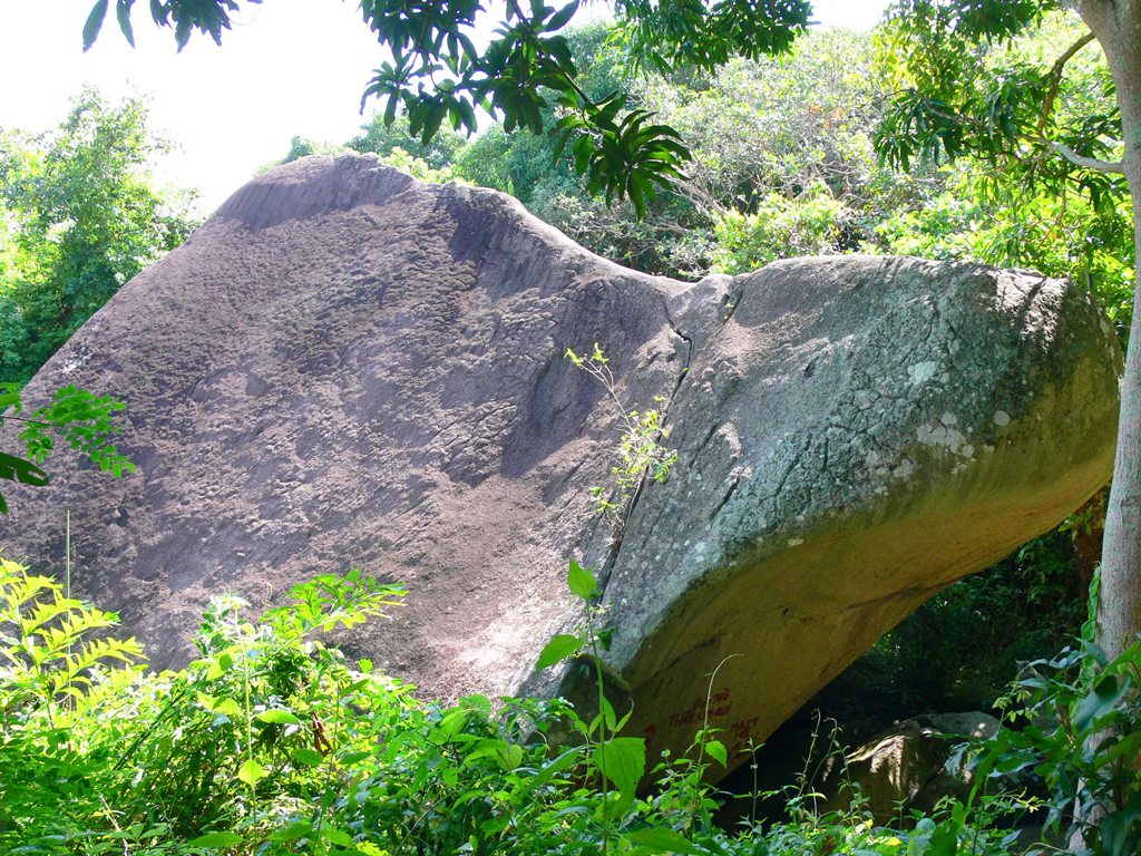 Vùng núi nổi tiếng ở An Giang chồng chất hòn đá, tảng đá hình thù kỳ dị, nhiều người leo lên xem - Ảnh 12.