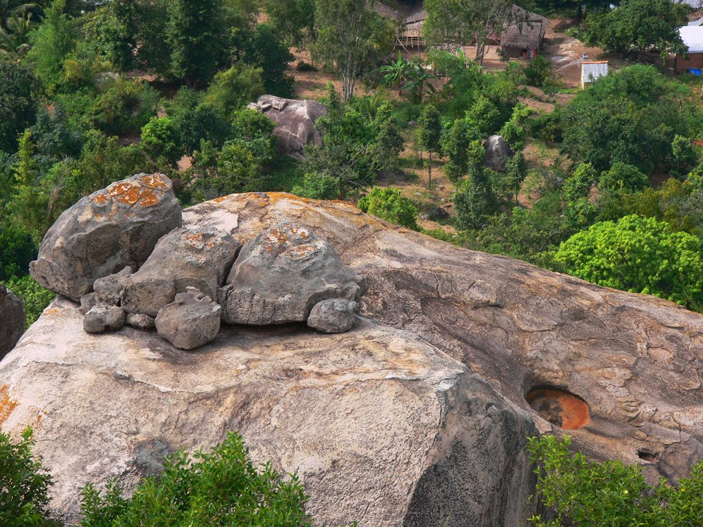 Vùng núi nổi tiếng ở An Giang chồng chất hòn đá, tảng đá hình thù kỳ dị, nhiều người leo lên xem - Ảnh 15.