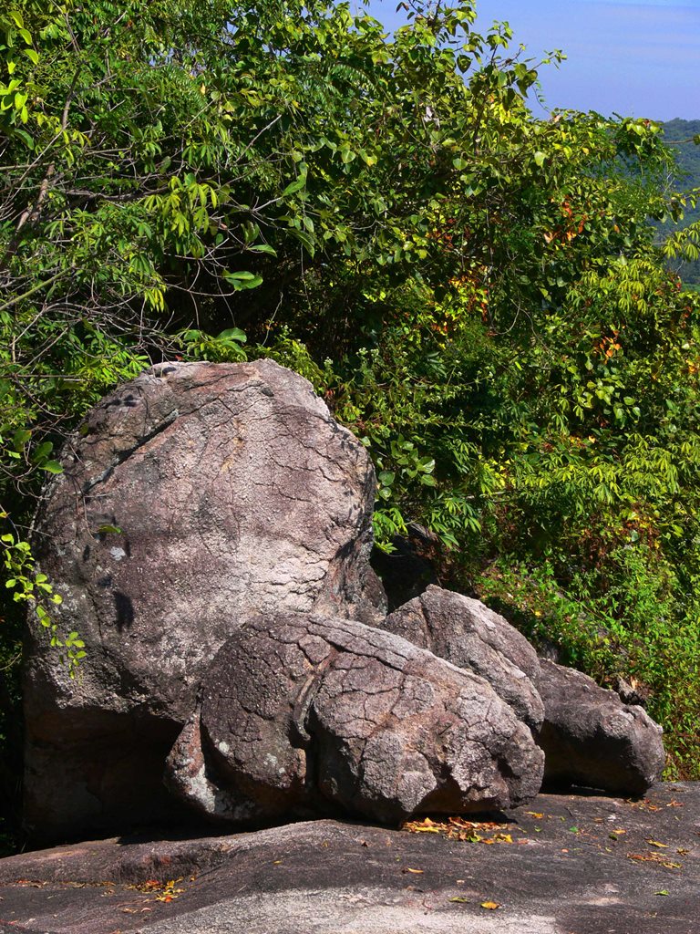 Vùng núi nổi tiếng ở An Giang chồng chất hòn đá, tảng đá hình thù kỳ dị, nhiều người leo lên xem - Ảnh 21.