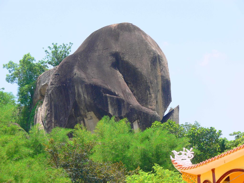 Vùng núi nổi tiếng ở An Giang chồng chất hòn đá, tảng đá hình thù kỳ dị, nhiều người leo lên xem - Ảnh 22.