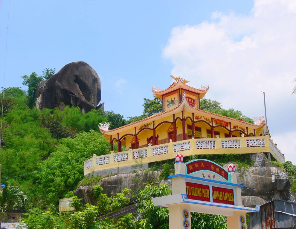 Vùng núi nổi tiếng ở An Giang chồng chất hòn đá, tảng đá hình thù kỳ dị, nhiều người leo lên xem - Ảnh 23.