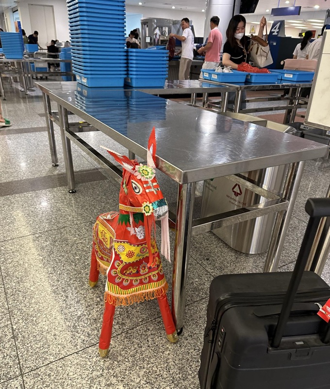 The story behind the photo of Mr. Tay buying a horse "Votive" as a gift in Hanoi - Photo 4.