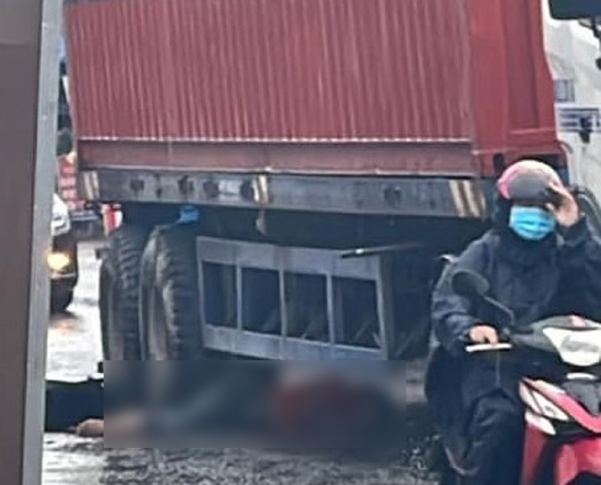 Xe máy bị container cán nát bét trên đường, người đàn ông tử vong tại chỗ  - Ảnh 2.