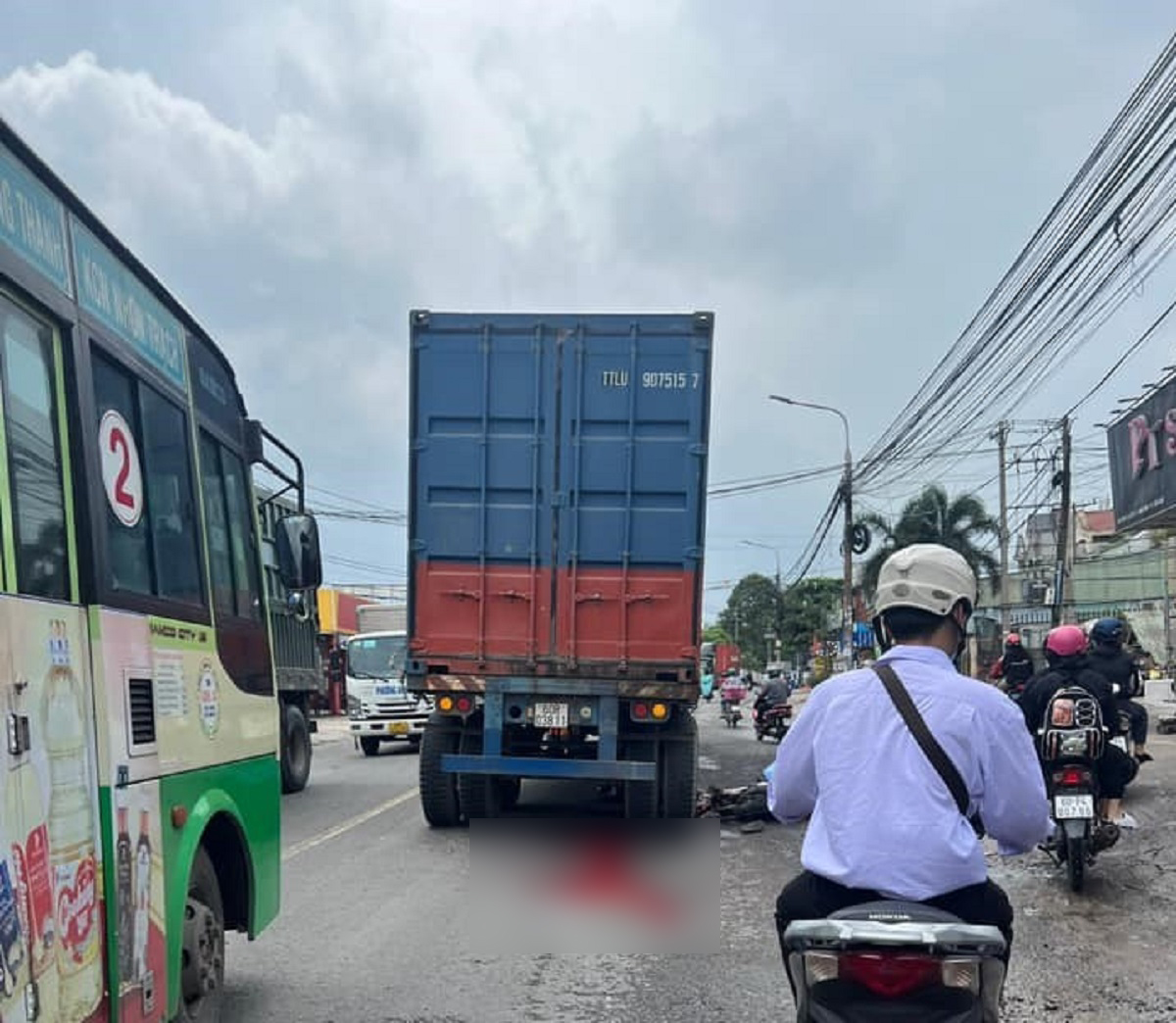 Xe máy bị container cán nát bét trên đường, người đàn ông tử vong tại chỗ  - Ảnh 1.