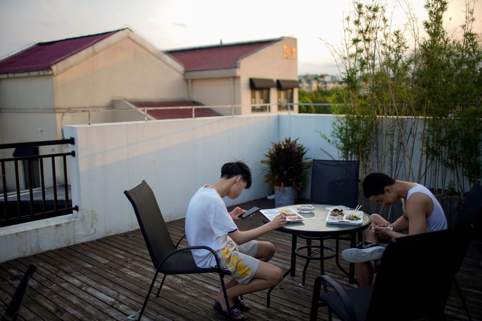 Trung Quốc hạn chế thời gian dùng điện thoại, cắt truy cập Internet vào ban đêm đối với người dưới 18 tuổi - Ảnh 1.