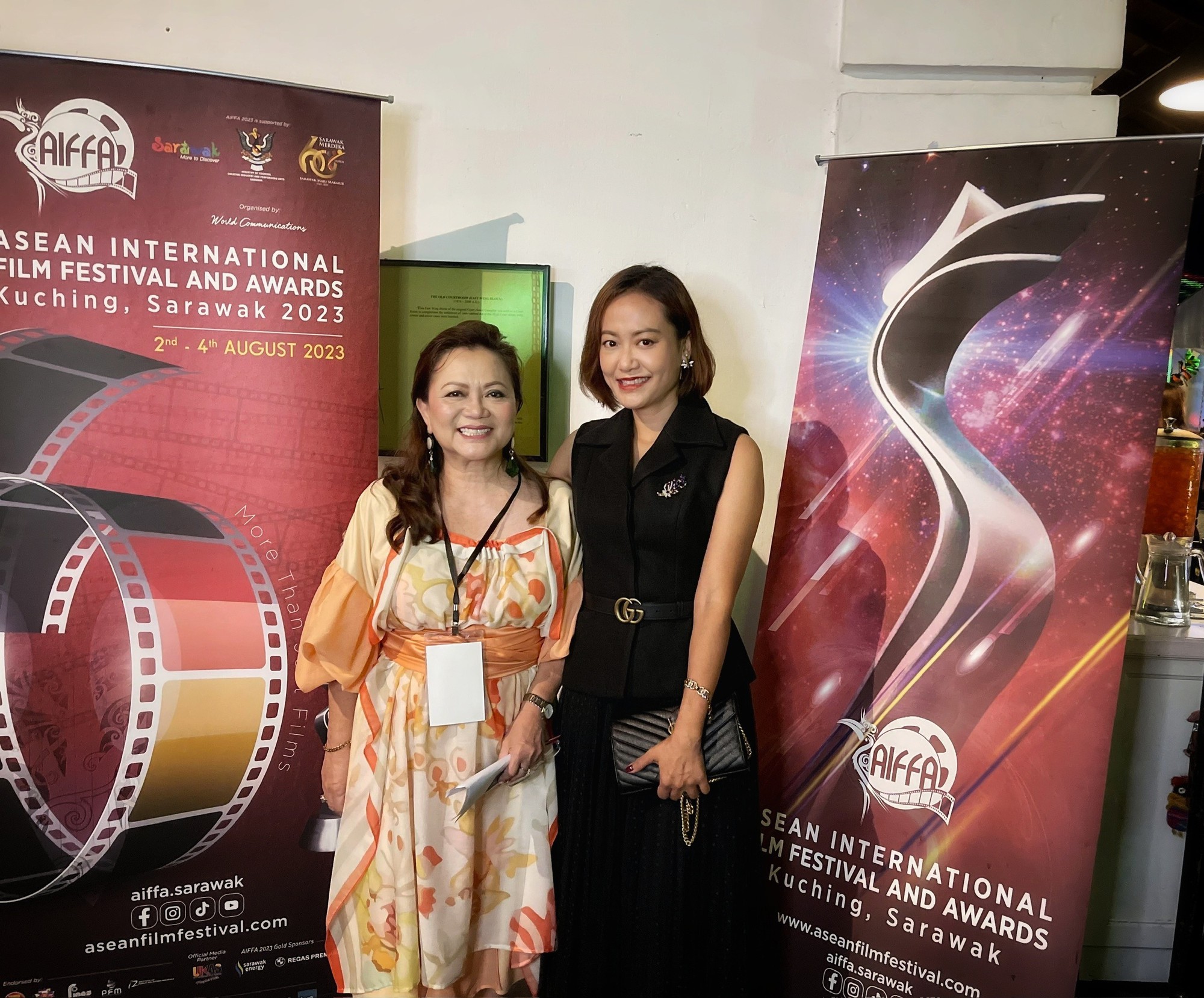 2 bộ phim Việt Nam nhận 4 đề cử LHP Quốc tế Asean, Hồng Ánh tặng khăn rằn cho BGK - Ảnh 4.