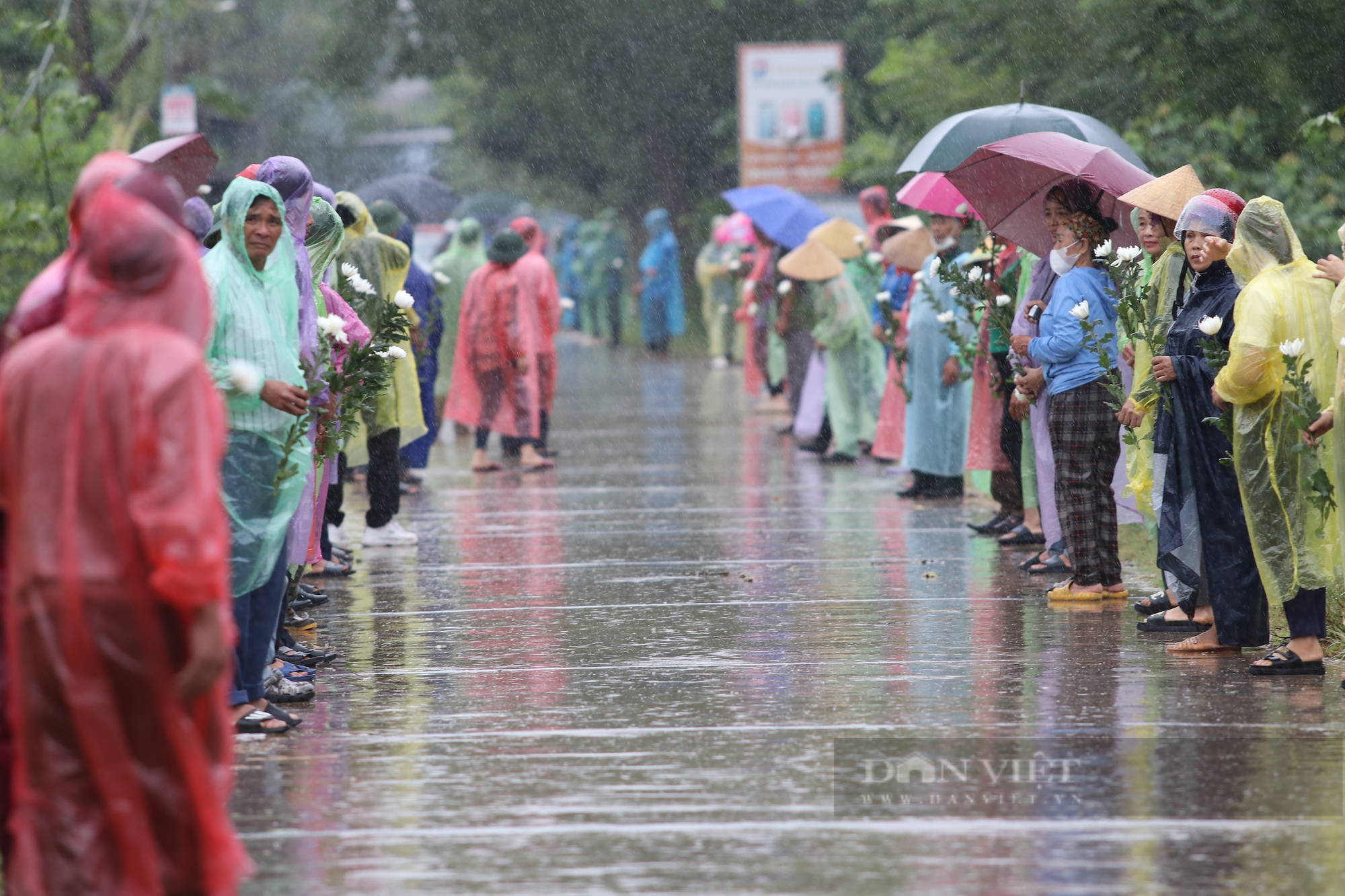 Xúc động cảnh người dân đứng dưới mưa đón Đại úy Lê Ánh Sáng trở về quê nhà - Ảnh 2.