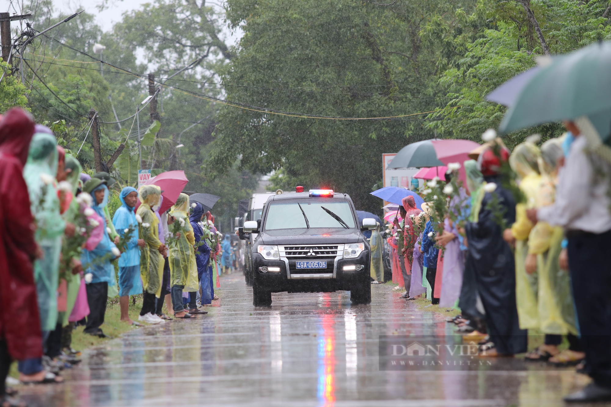 Xúc động cảnh người dân đứng dưới mưa đón Đại úy Lê Ánh Sáng trở về quê nhà - Ảnh 3.
