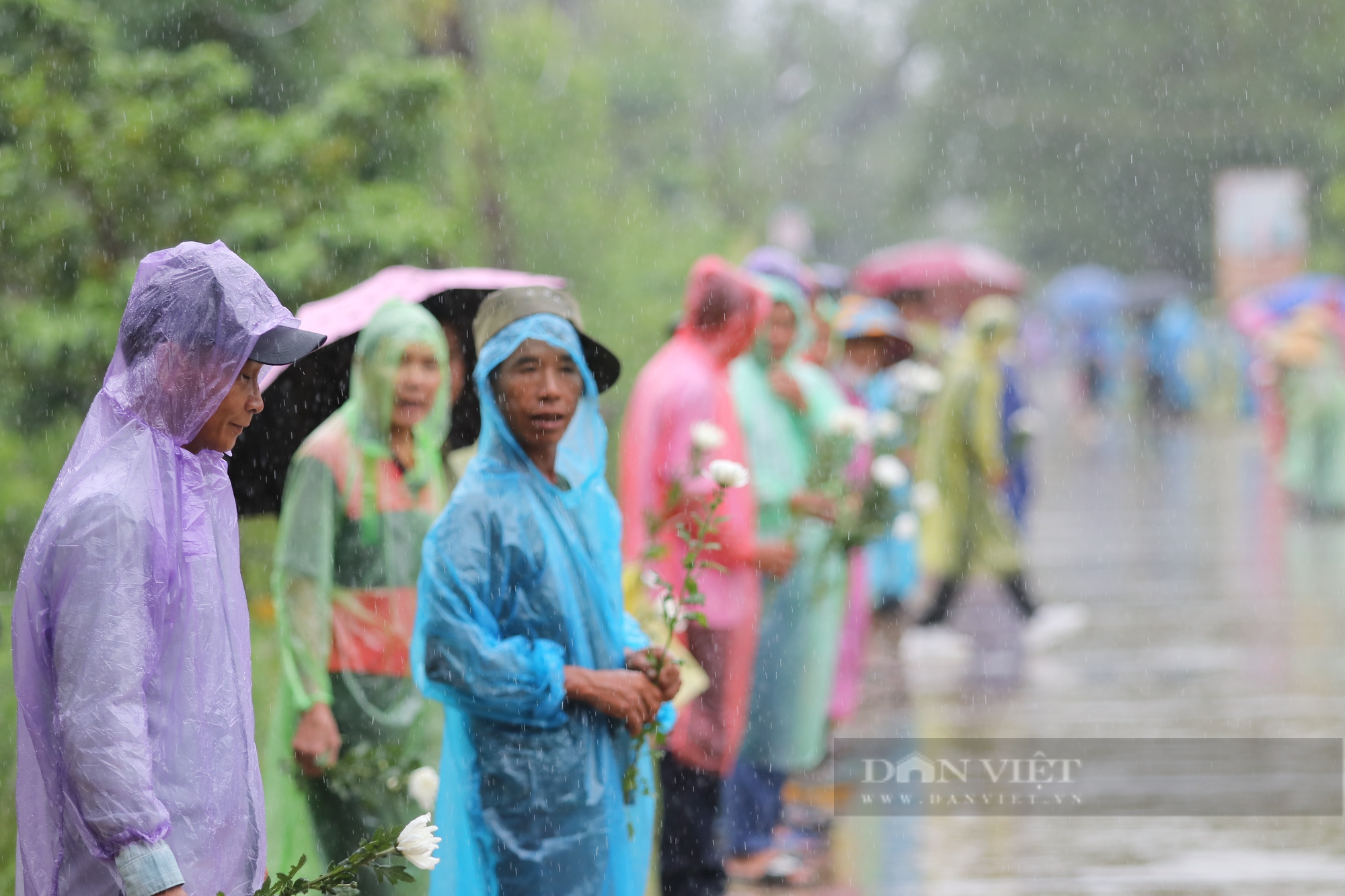 Xúc động cảnh người dân đứng dưới mưa đón Đại úy Lê Ánh Sáng trở về quê nhà - Ảnh 4.