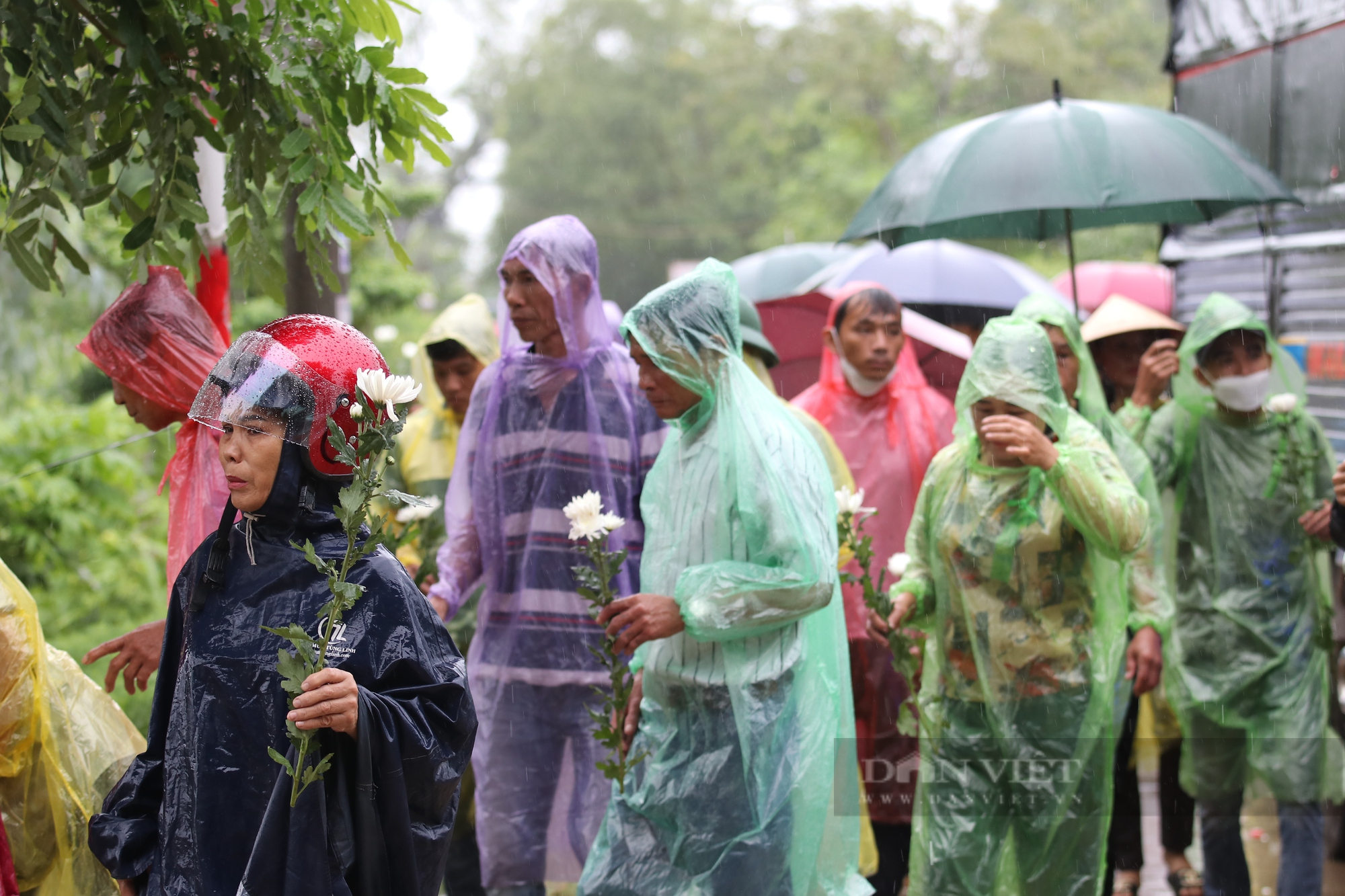 Xúc động cảnh người dân đứng dưới mưa đón Đại úy Lê Ánh Sáng trở về quê nhà - Ảnh 7.