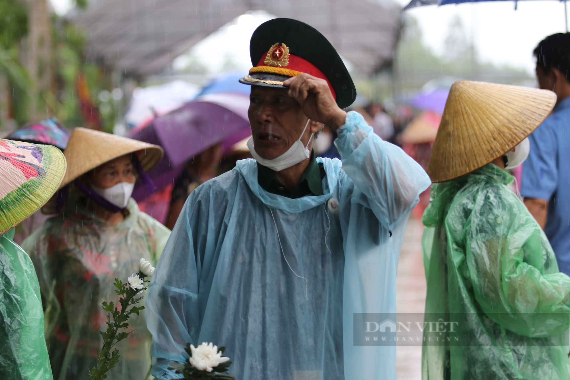Xúc động cảnh người dân đứng dưới mưa đón Đại úy Lê Ánh Sáng trở về quê nhà - Ảnh 13.