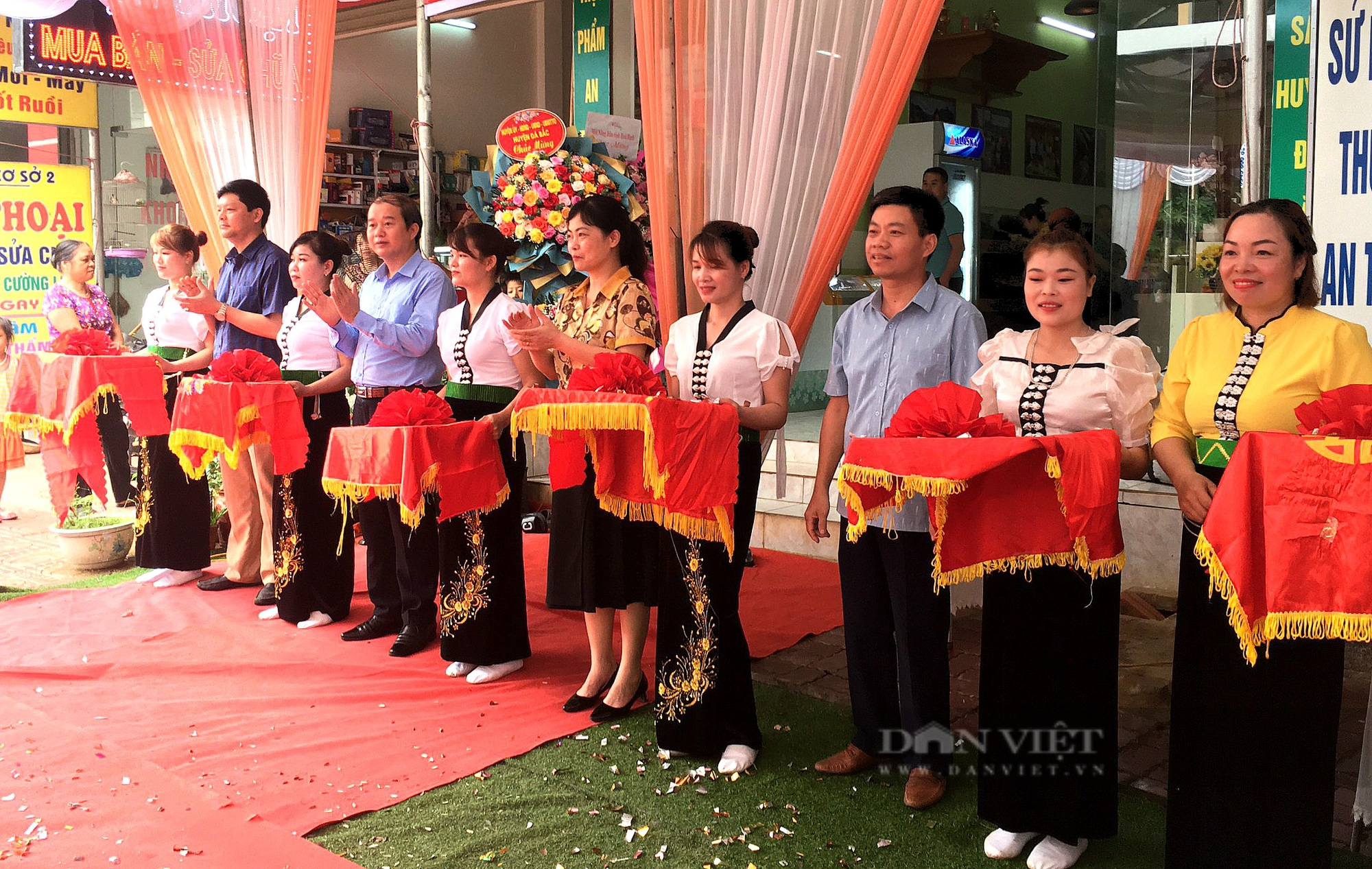 Hòa Bình: Khai trương cửa hàng nông sản thực phẩm an toàn đầu tiên trên địa bàn huyện Đà Bắc - Ảnh 2.