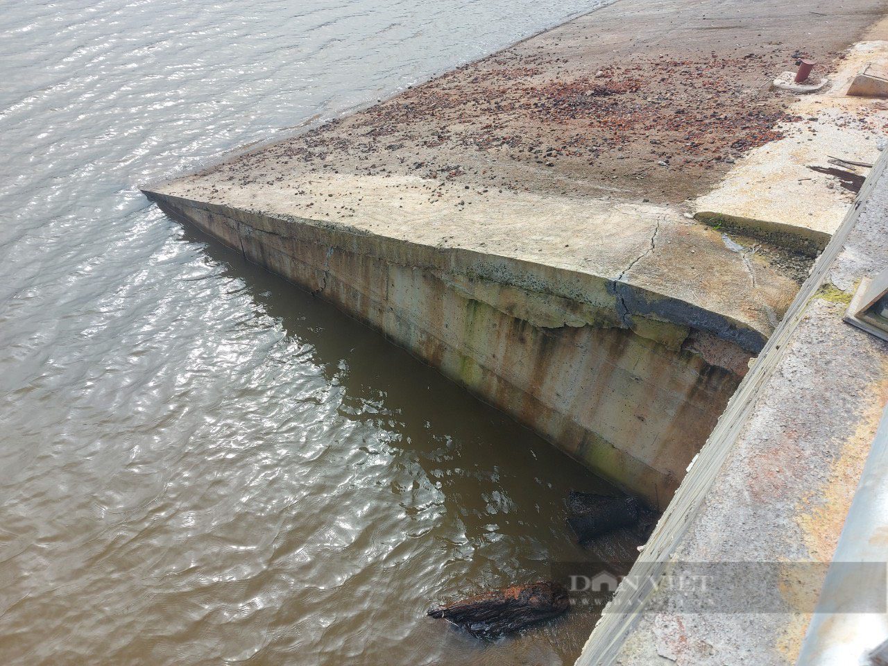Xuất hiện loạt vết nứt sâu, lan rộng nguy hiểm tại hồ thủy lợi ở Đắk Nông - Ảnh 1.